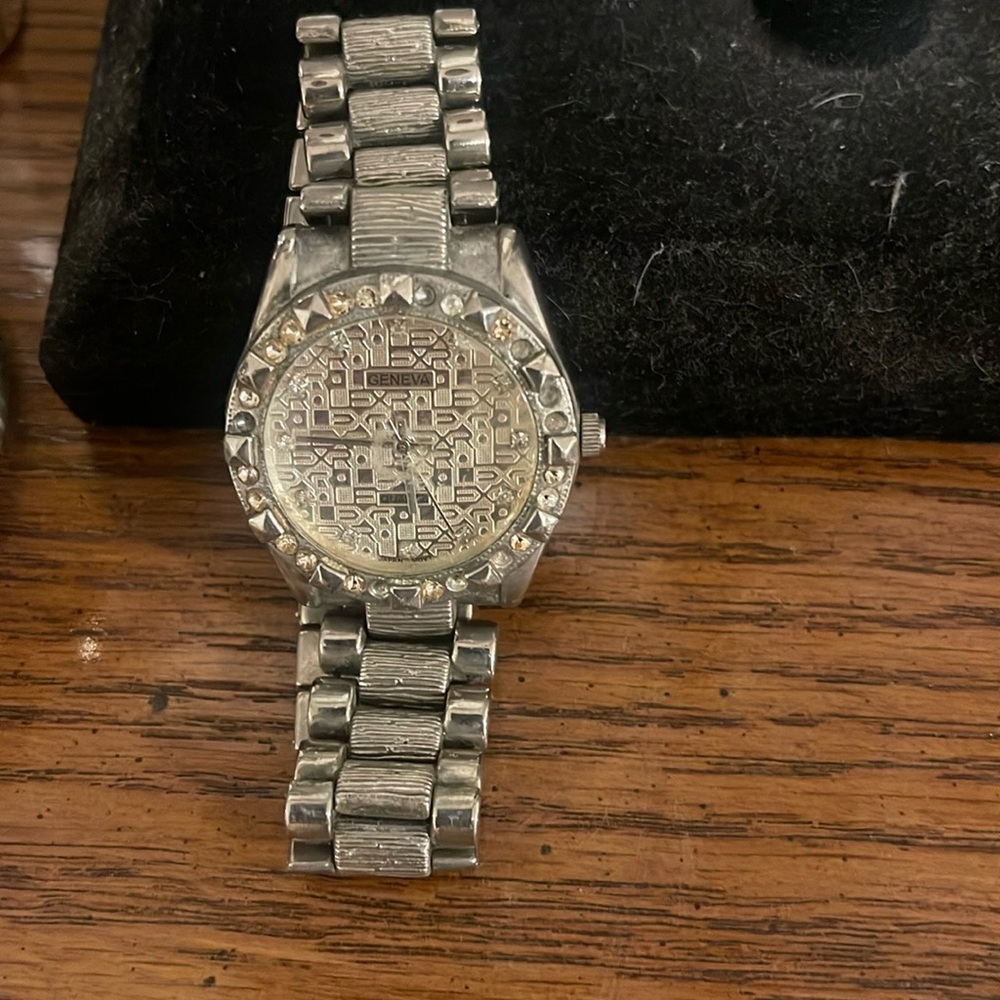 Geneva Elite silver tone watch